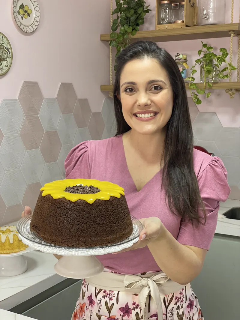 Sú Limiro con una torta casera